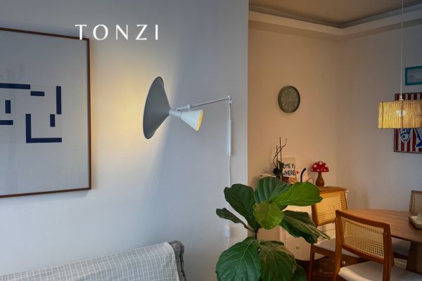 Sala com luz indireta criando atmosfera aconchegante por arandelas e sanca — Luz Indireta na Decoração — Tonzi