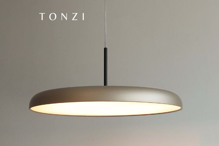 Sala de estar com pendente moderno e abajur em luz quente — Luminária para Sala de Estar — Tonzi