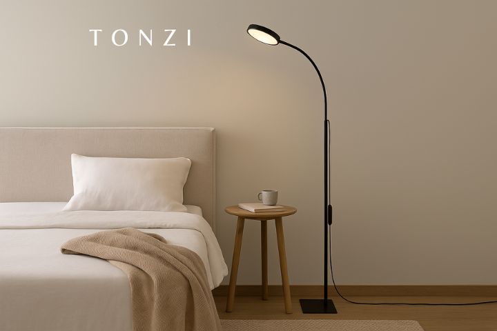 Abajur de chão em sala contemporânea ao lado de poltrona com luz indireta — Abajur de Chão por Ambiente — Tonzi