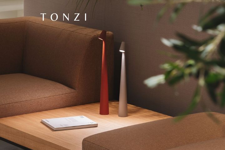 Abajur na cabeceira de quarto sofisticado com luz quente acolhedora — Como escolher o abajur perfeito para o quarto — Tonzi