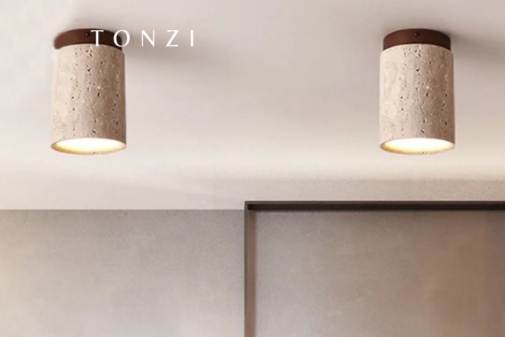 Sala iluminada por pendente escultórico e plafon LED moderno em decoração sofisticada — Luminárias e Plafons Tonzi — Tonzi