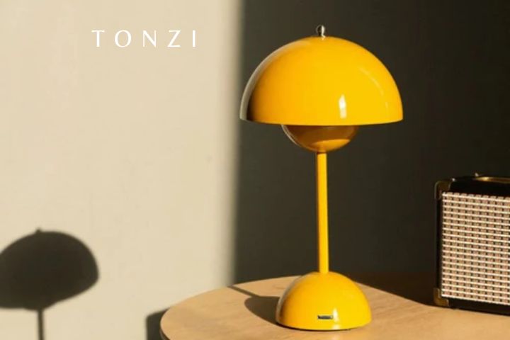 Abajur em quarto sofisticado com luz quente sobre criado-mudo — Abajur Perfeito para Quarto — Tonzi