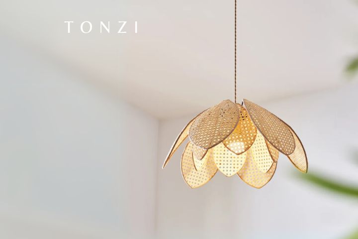 Pendente em rattan natural com trama artesanal em sala Organic Modern — Luminárias de Fibras Naturais — Tonzi