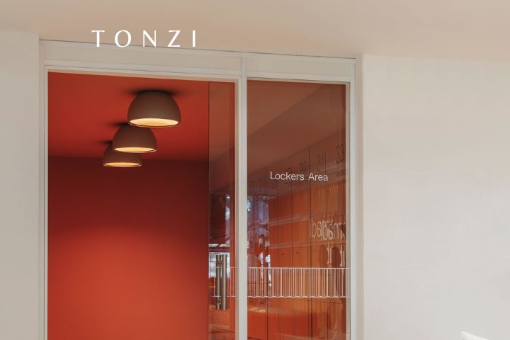 Luminárias e plafons modernos em ambiente sofisticado com presença editorial — Decoração com Iluminação Premium — Tonzi