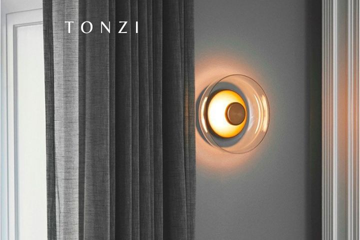 Arandela de parede em sala minimalista com luz indireta editorial — Luminária de Parede Tonzi — Tonzi
