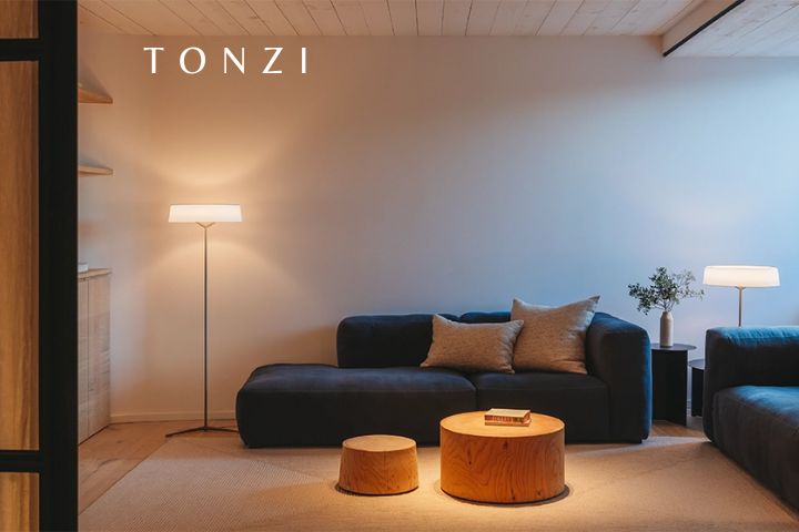 Abajur de chão escultórico em sala contemporânea com luz quente — Tendências de Abajur de Chão 2025 — Tonzi