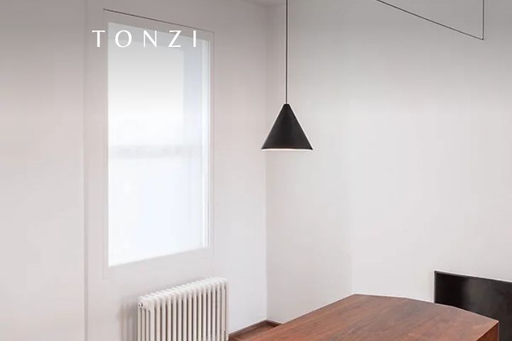 Pendente moderno sobre mesa de jantar com luz quente difusa — Pendentes para Sala de Jantar — Tonzi