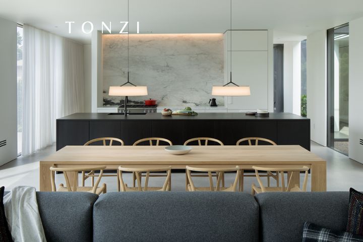Pendente moderno sobre mesa de jantar com altura técnica ideal — Pendentes para Sala de Jantar — Tonzi