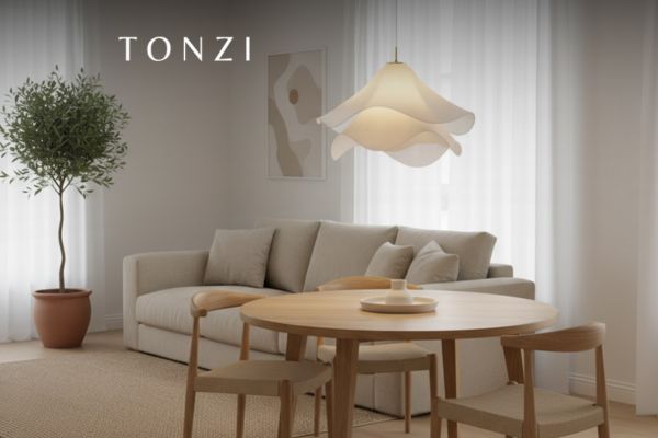 Pendente em forma de flor de tecido sobre mesa de jantar com luz suave — Pendente Flor — Tonzi