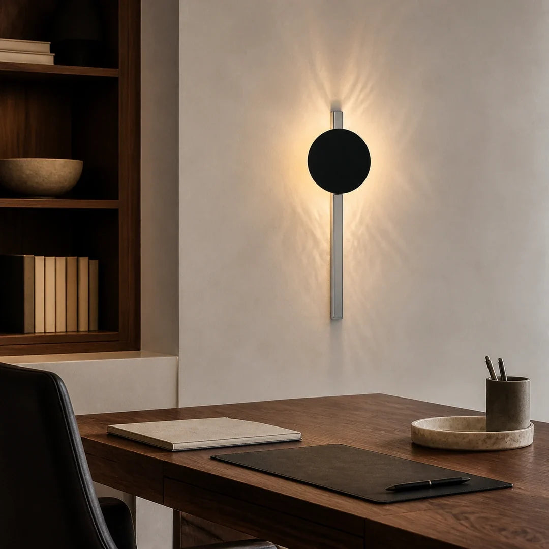 Arandela Linea ambientada em escritório minimalista — Tonzi