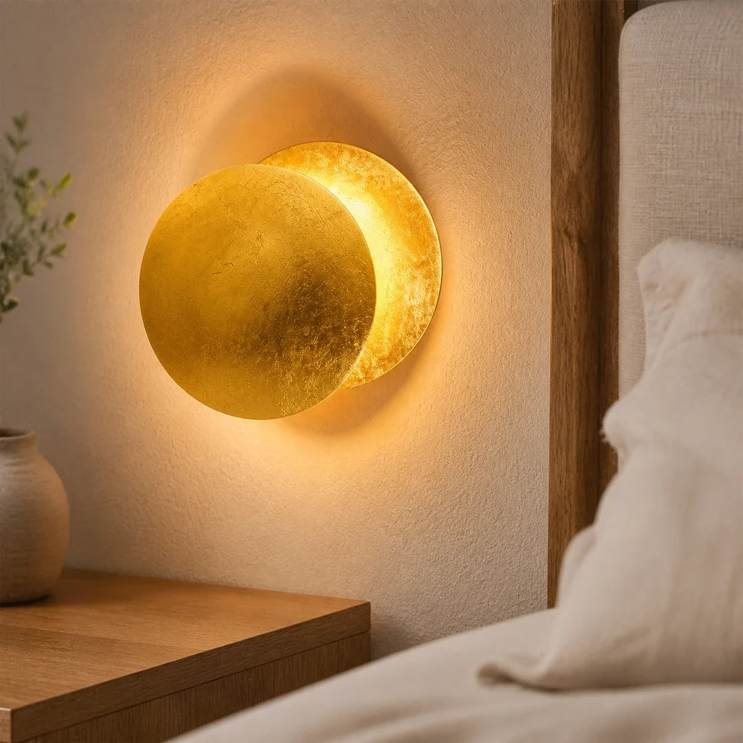 Detalhe do acabamento dourado texturizado — Auri — Tonzi