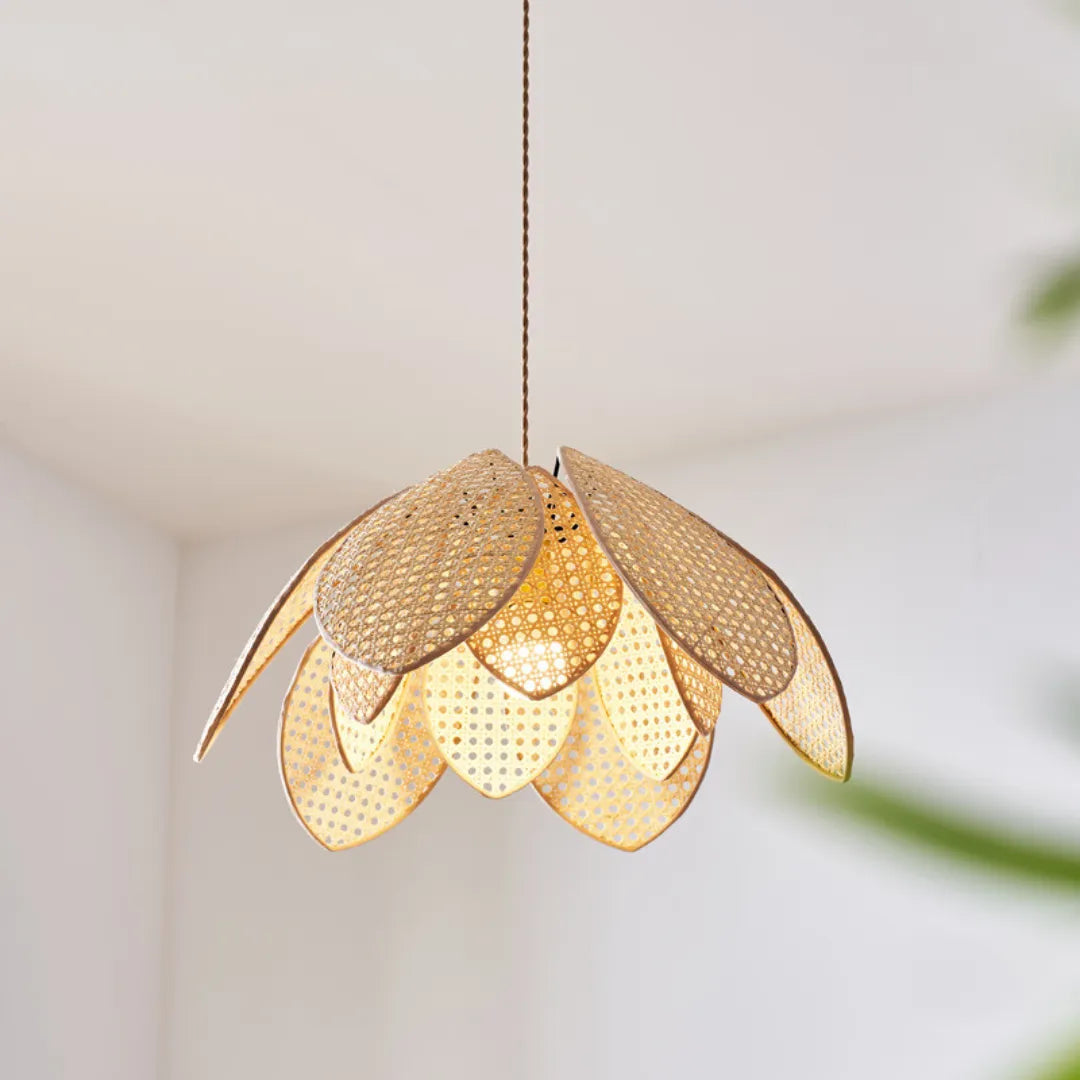 pendente de rattan ambientado em sala clara luz aconchegante