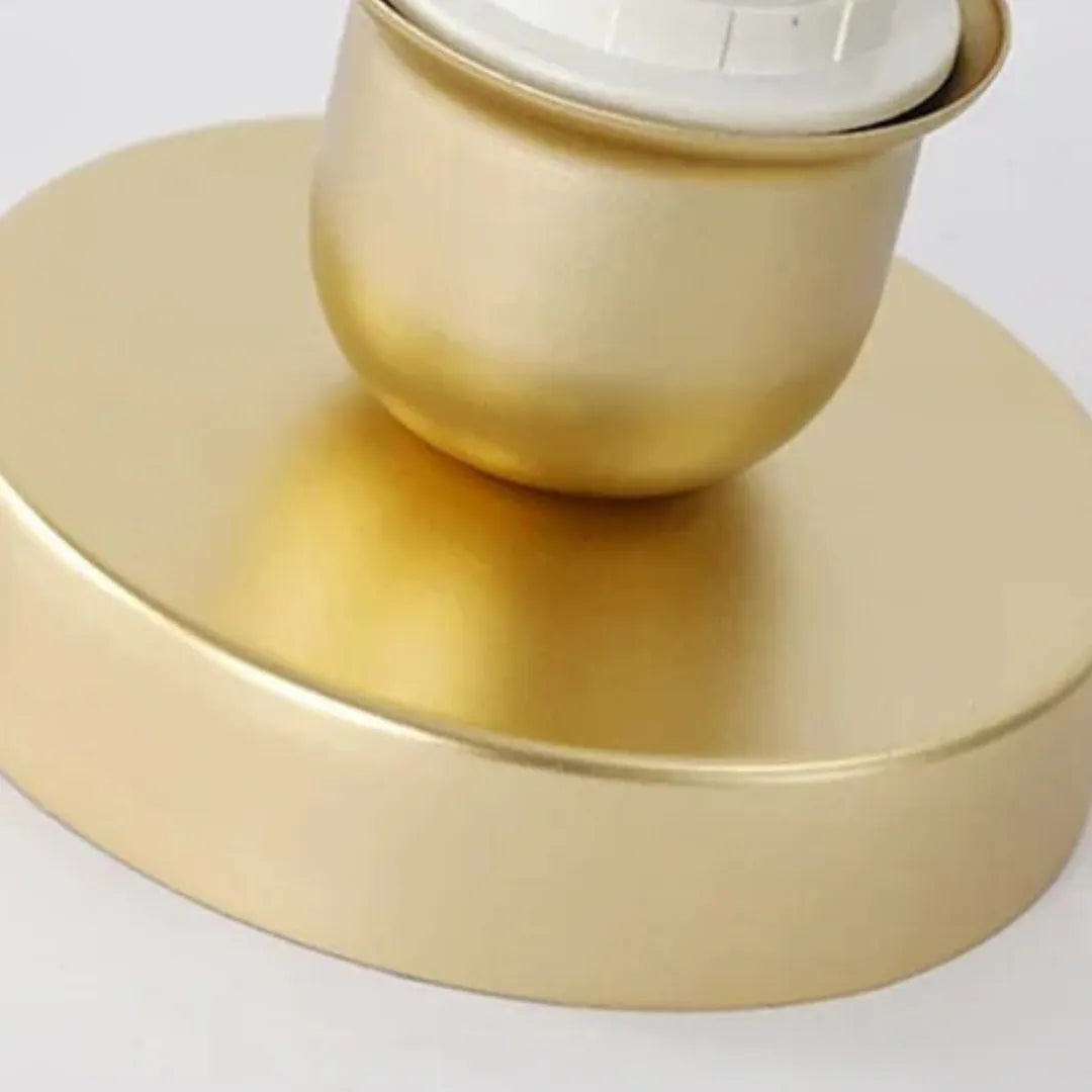 Plafon em metal e vidro em quarto Warm Minimalism — Tonzi