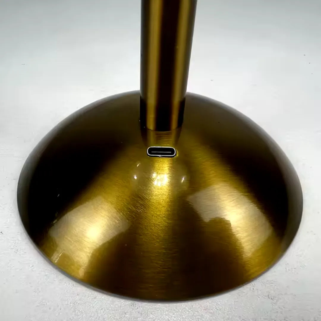Luminária de mesa LED sem fio sensor touch Tonzi vista lateral com sombreamento natural