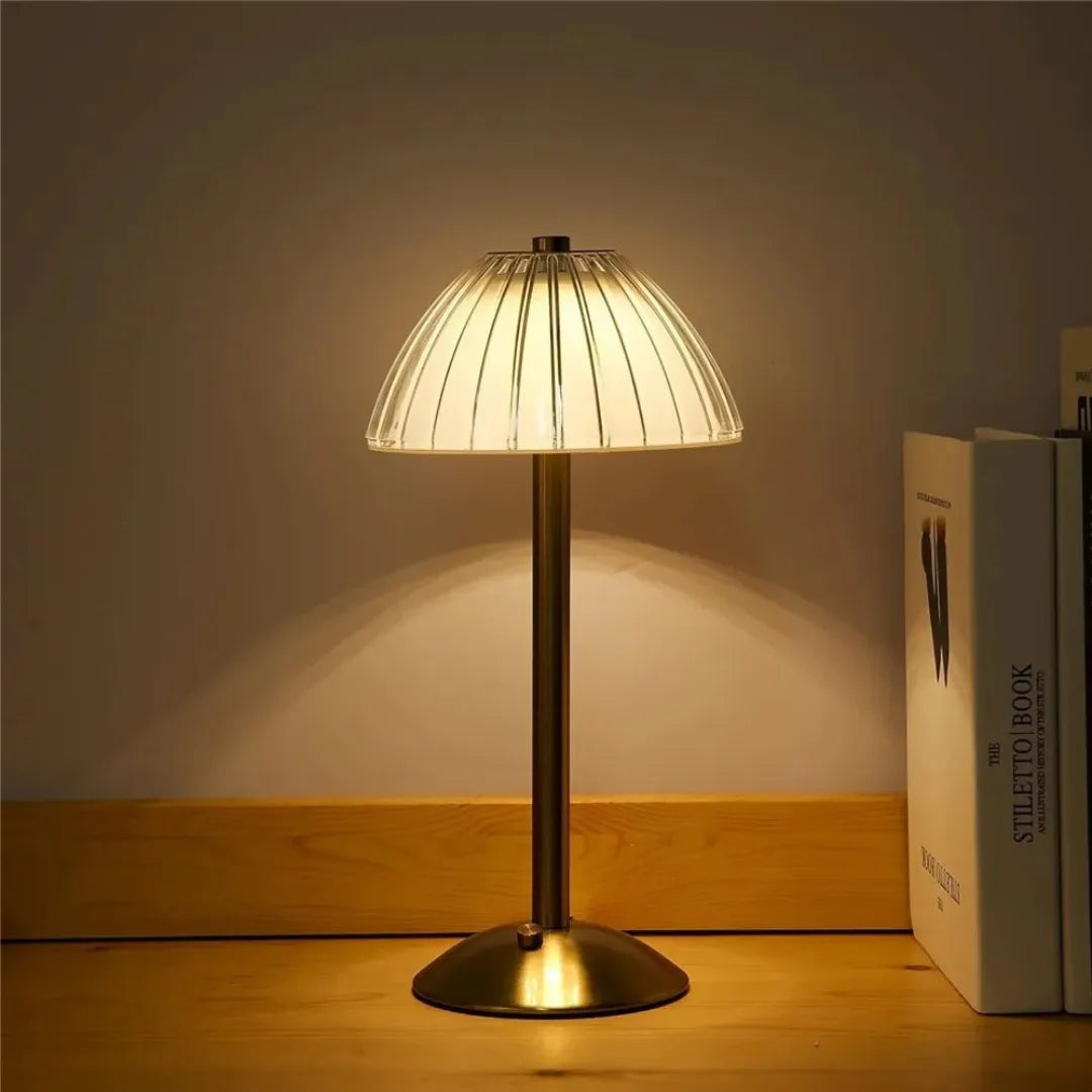 Luminária de mesa LED sem fio sensor touch Tonzi compondo escrivaninha com livros