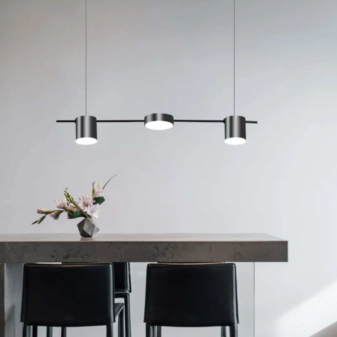 Luminária pendente Solis em sala de estar contemporânea com luz quente — Tonzi