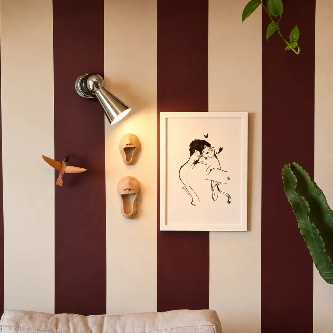 Arandela cromada instalada como luminária de leitura na cabeceira de quarto contemporâneo — Arandela de Parede LED Metal Cromado Ajustável para Leitura — Tonzi