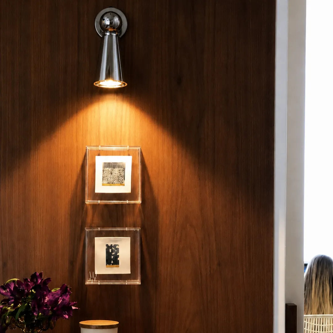 Arandela cromada em quarto principal ao lado da cama com paleta neutra — Arandela de Parede LED Metal Cromado Ajustável para Leitura — Tonzi
