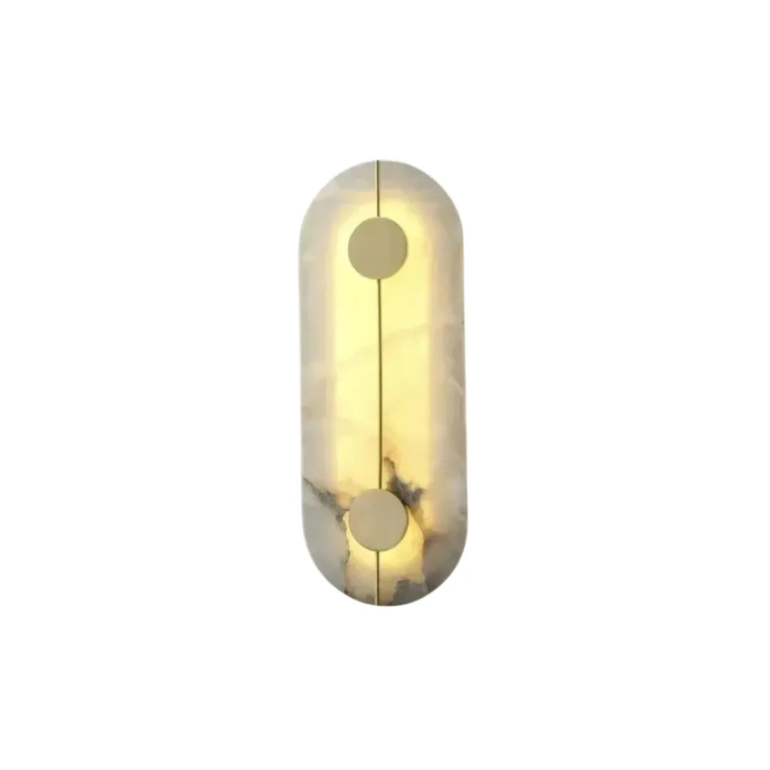 Arandela cápsula em mármore alabastro com acabamento em cobre dourado, iluminada em fundo branco, vista frontal — Arandela de parede mármore nórdica cobre luxo Alara — Tonzi