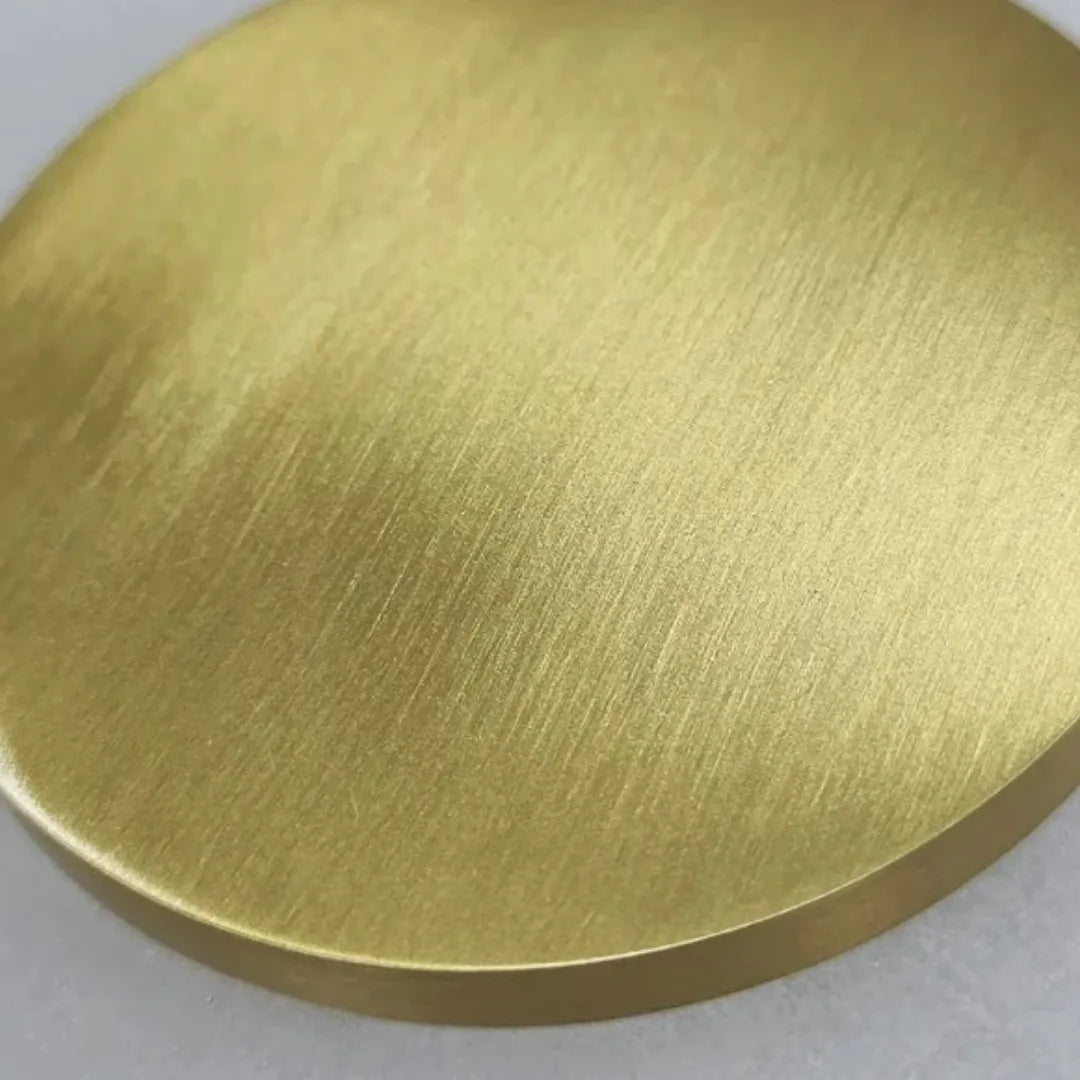 Detalhe do suporte circular em cobre escovado com textura metálica dourada, acabamento premium — Arandela de parede mármore nórdica cobre luxo Alara — Tonzi