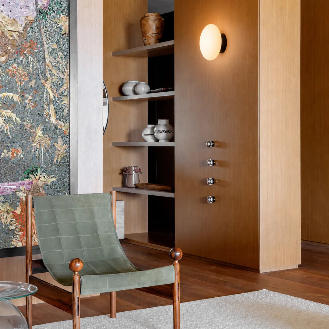Arandela em vidro oval na versão prata em fundo branco destacando acabamento moderno — Arandela Vidro Oval — Tonzi
