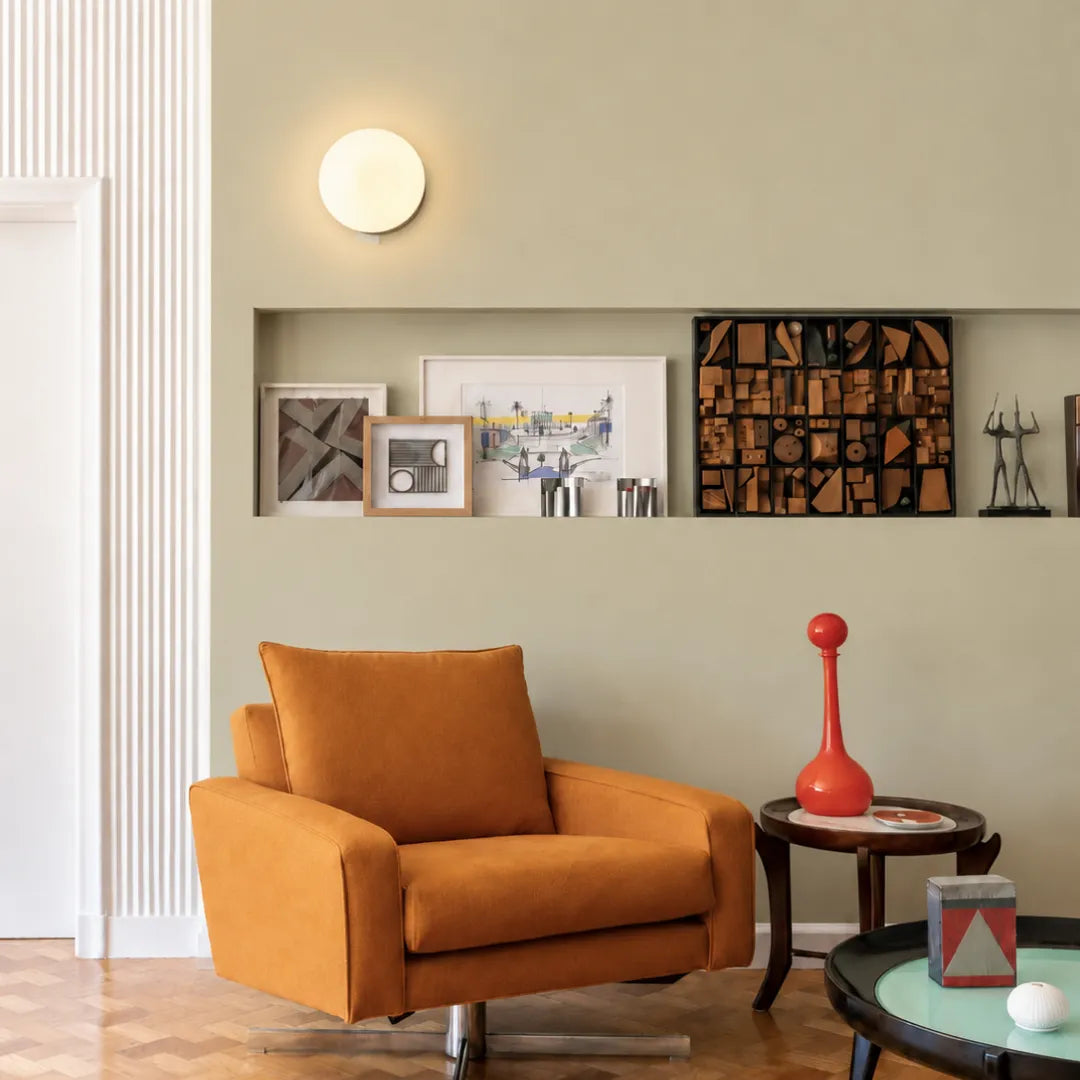 Arandela em vidro oval na versão preta em fundo branco com perfil minimalista — Arandela Vidro Oval — Tonzi