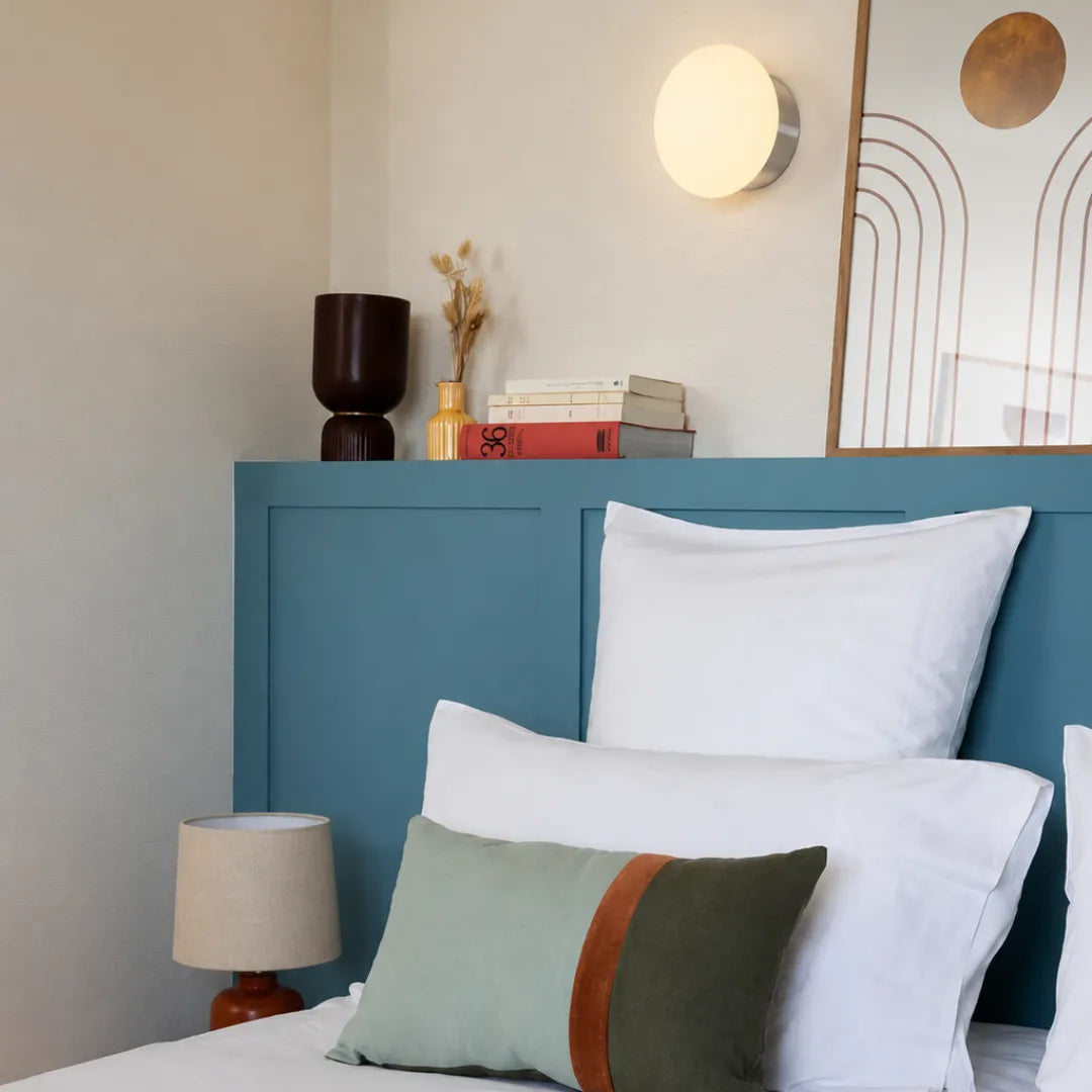 Arandela em vidro oval em quarto minimalista com iluminação pontual — Arandela Vidro Oval — Tonzi