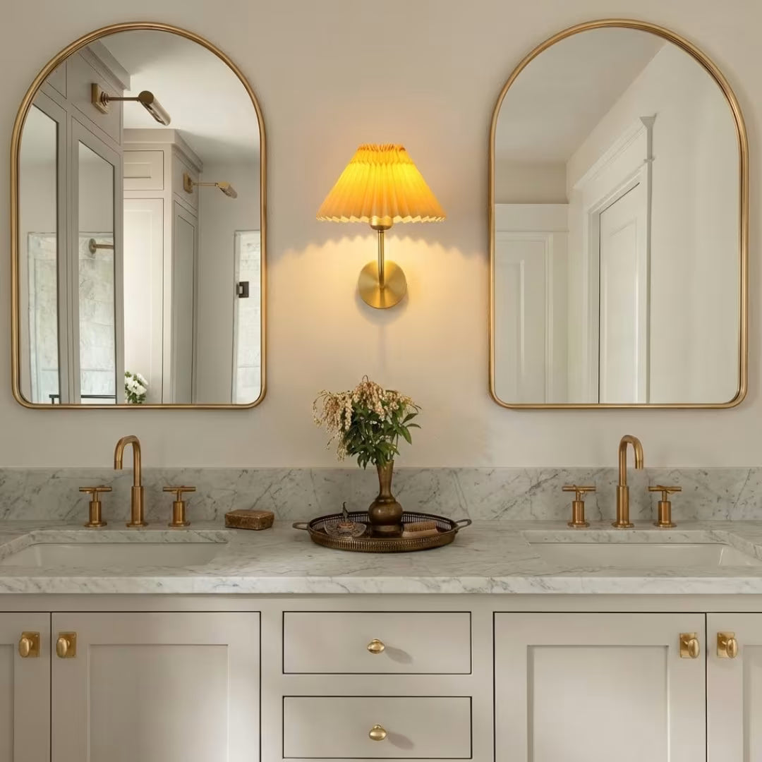 arandela de parede dourada em banheiro lavabo com luz aconchegante