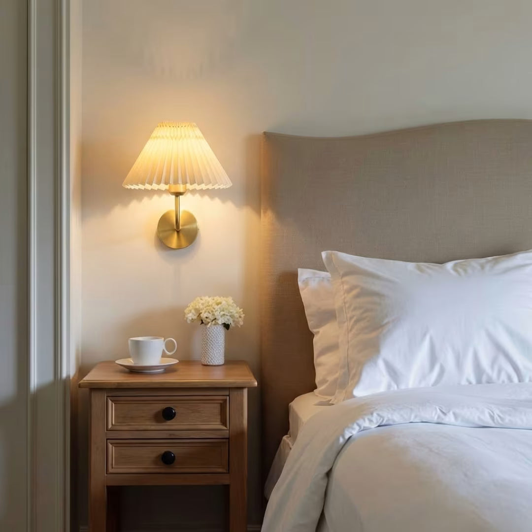 arandela para quarto moderna na cabeceira com luz quente e mesa de apoio