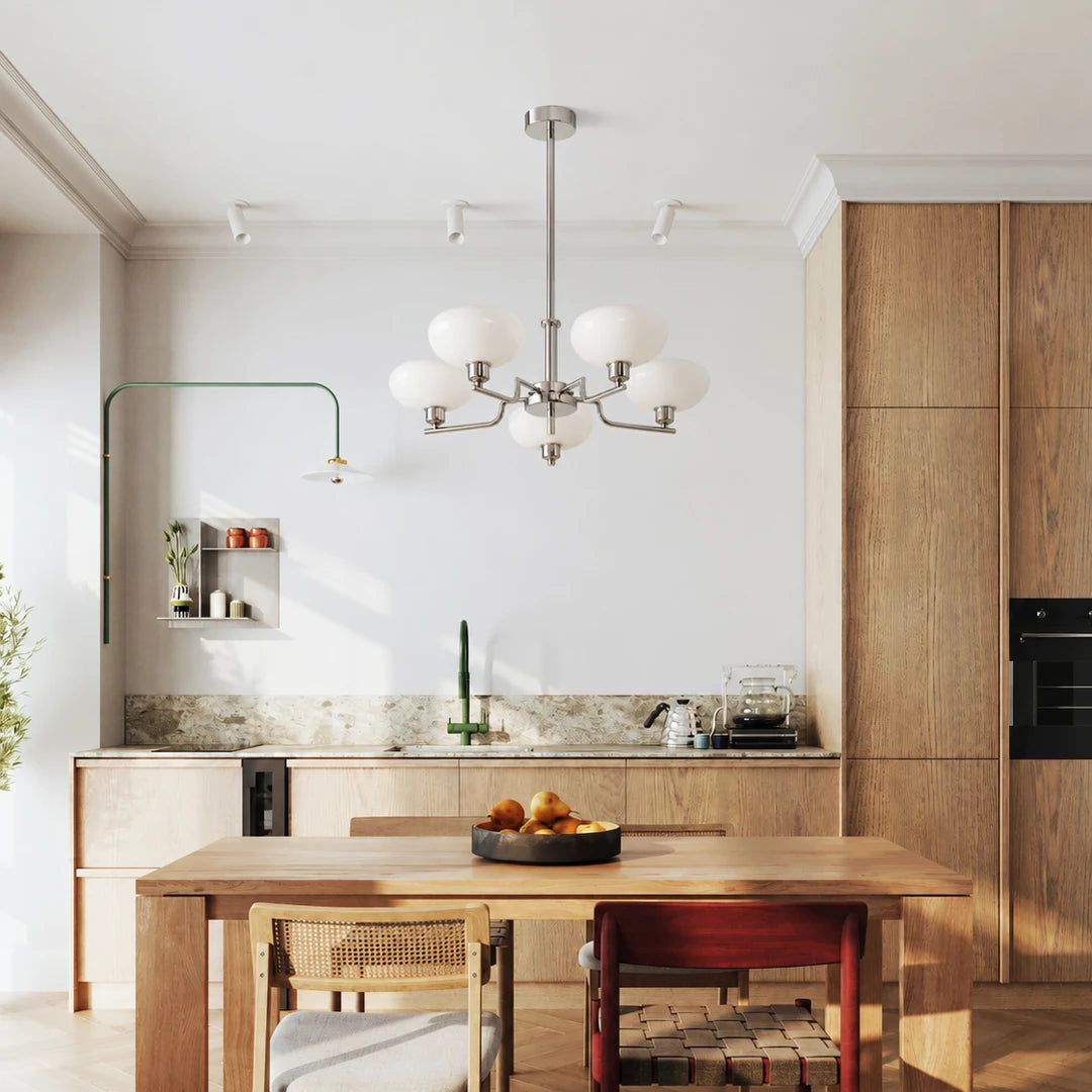 Lustre Astro cromado com cinco globos em cozinha e sala de jantar iluminada
