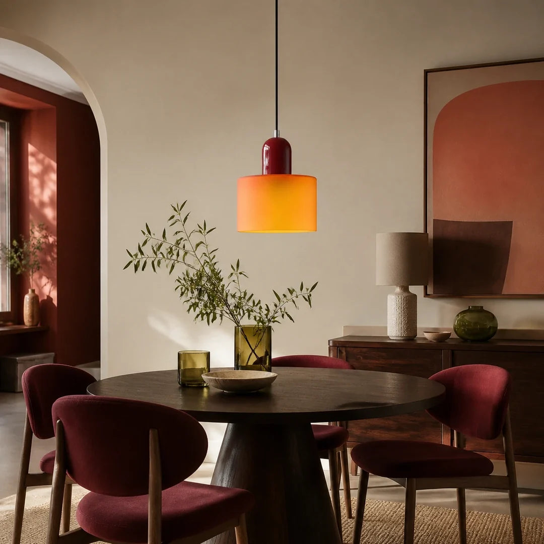 Luminária pendente Croma laranja e vinho instalada em sala de jantar contemporânea
