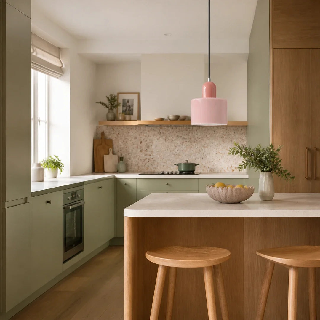 Luminária pendente Croma rosa e coral instalada sobre península de cozinha contemporânea