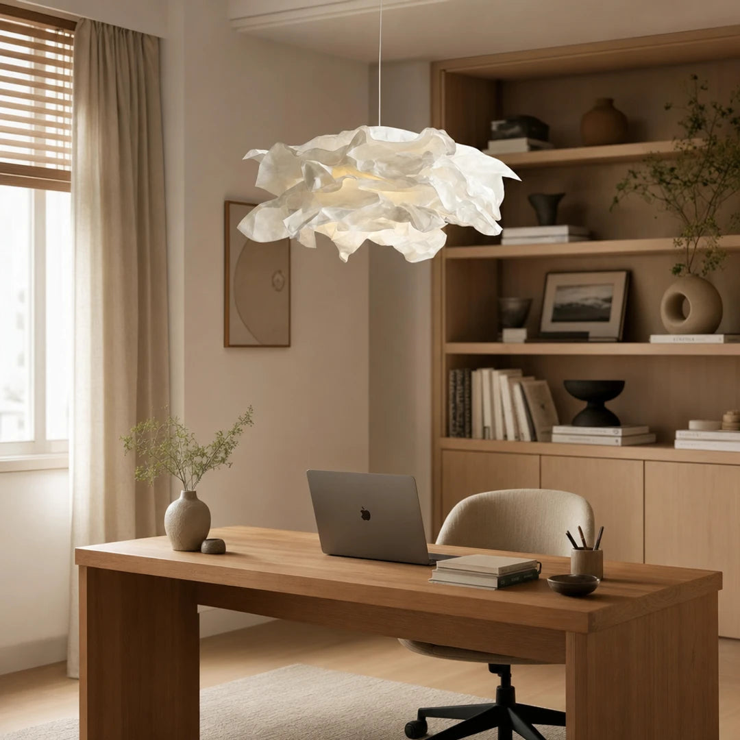 Pendente origami Hana Ø85cm em escritório Japandi sofisticado — Pendente Hana Origami Ø85cm — Tonzi
