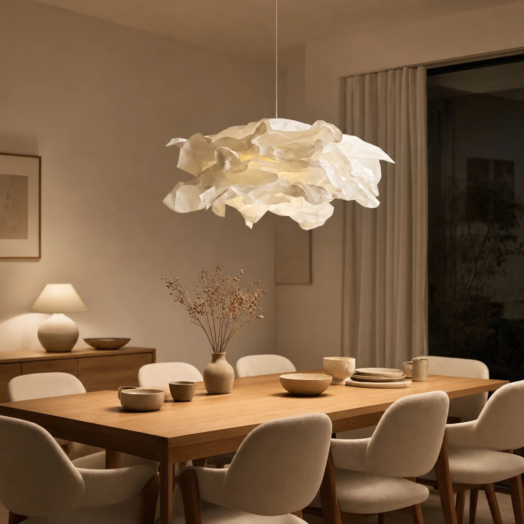 Pendente origami Hana Ø85cm sobre mesa de jantar em sala elegante — Pendente Hana Origami Ø85cm — Tonzi