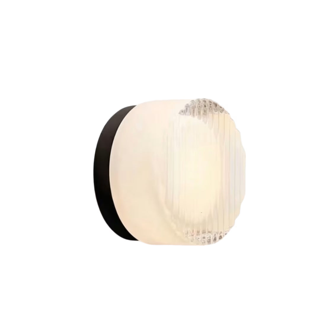 Arandela Vega em banheiro home office com luz quente — Tonzi