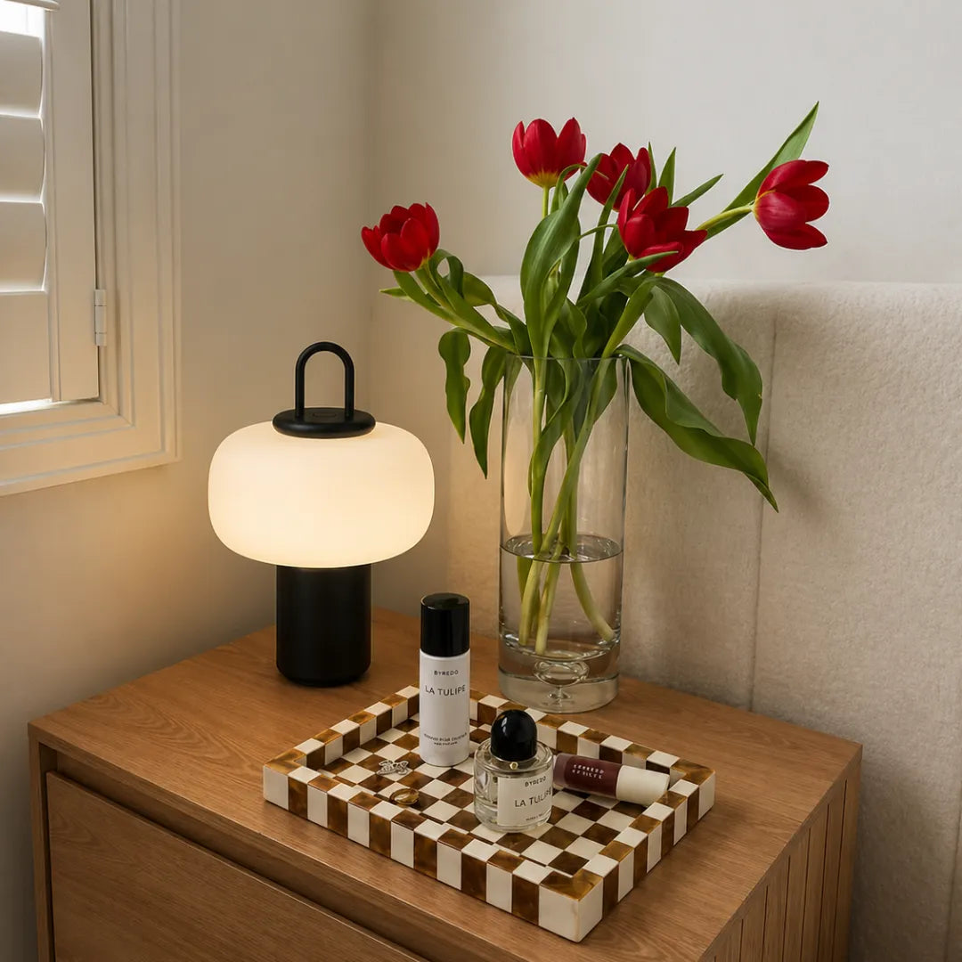 Luminária de mesa Art Deco em vidro LED minimalista Tonzi compondo escrivaninha com livros