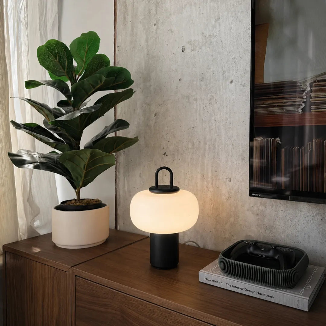 Luminária de mesa Art Deco em vidro LED minimalista Tonzi vista frontal mostrando silhueta clean