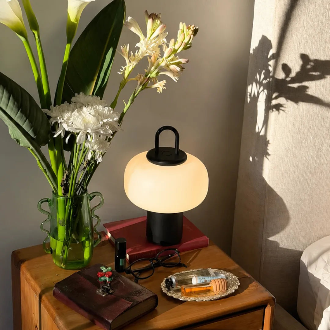 Luminária de mesa Art Deco em vidro LED minimalista Tonzi vista lateral com sombreamento natural