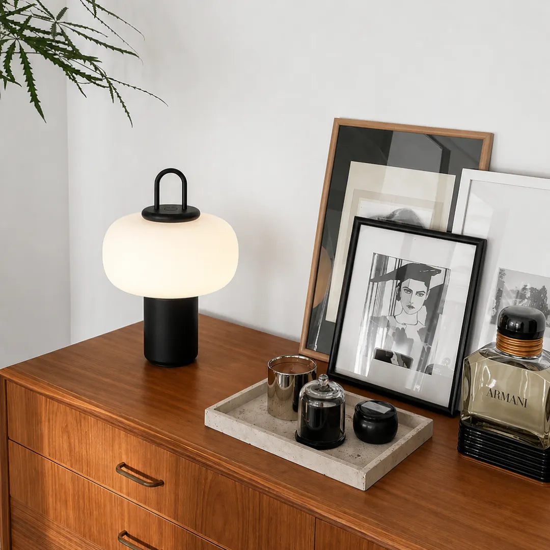 Luminária de mesa Art Deco em vidro LED minimalista Tonzi acesa em cabeceira de quarto japandi