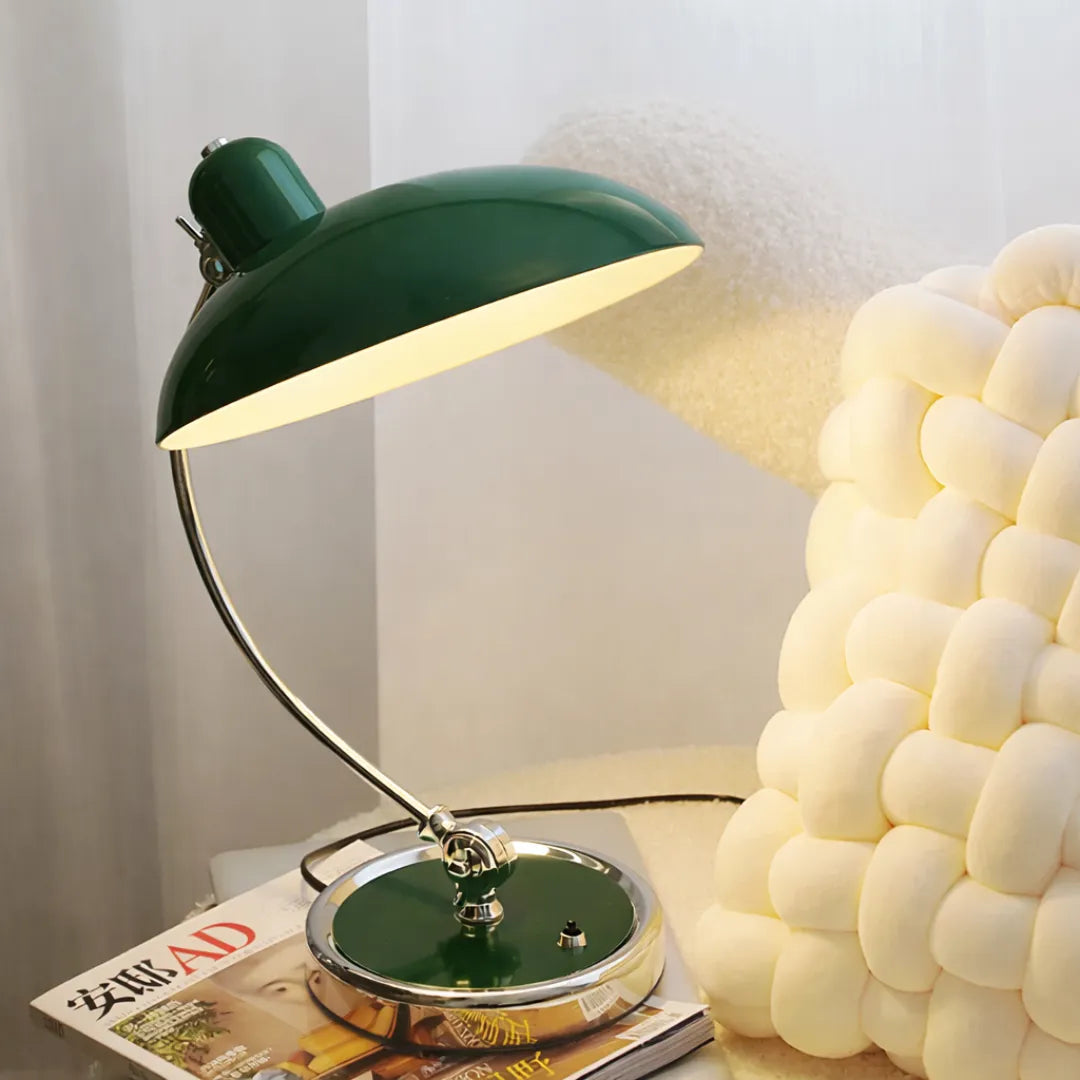 Luminária de mesa Bauhaus dinamarquesa Tonzi compondo escrivaninha minimalista com livros