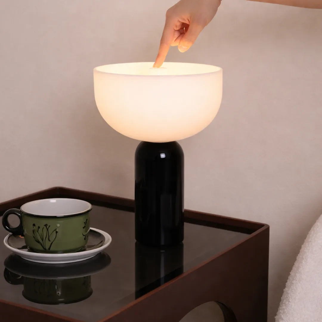 Luminária de mesa candeeiro de mármore dinamarquesa Tonzi acesa em mesa de jantar íntima