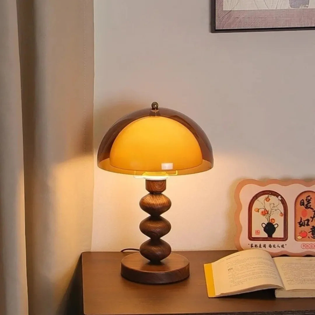 Luminária de mesa cogumelo Wabi Sabi Tonzi compondo escrivaninha com livros