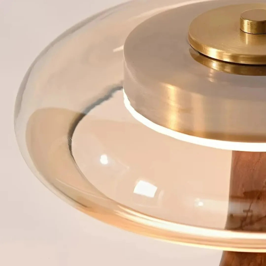 Luminária de mesa em madeira e vidro retrô francesa Tonzi vista lateral com sombreamento dourado