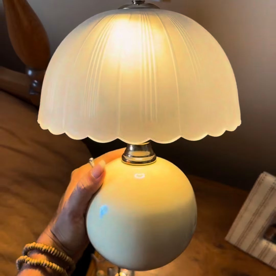 Luminária de mesa em vidro e cerâmica Tonzi vista lateral com sombreamento natural