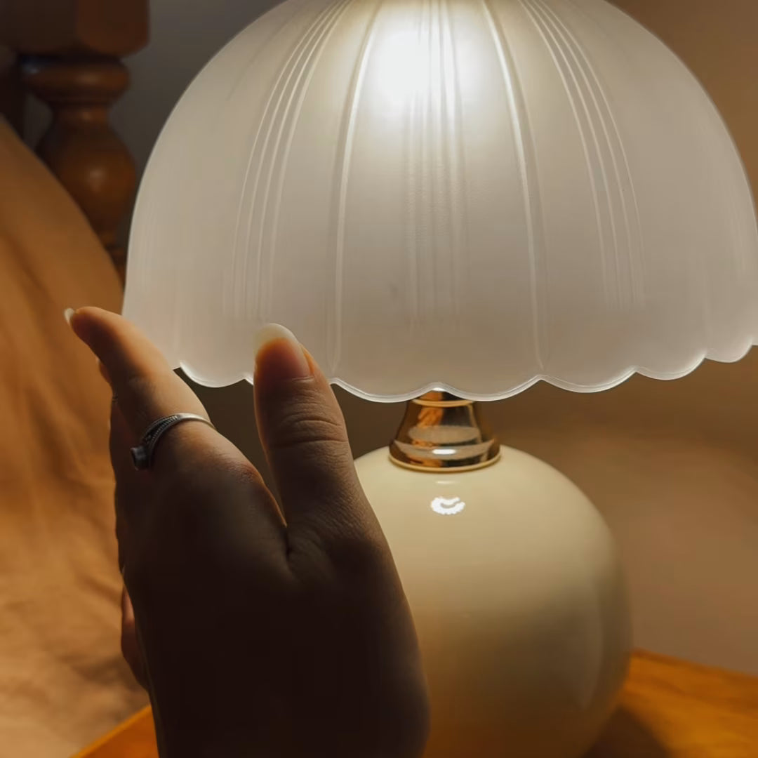 Luminária de mesa em vidro e cerâmica Tonzi vista frontal mostrando silhueta contemporânea