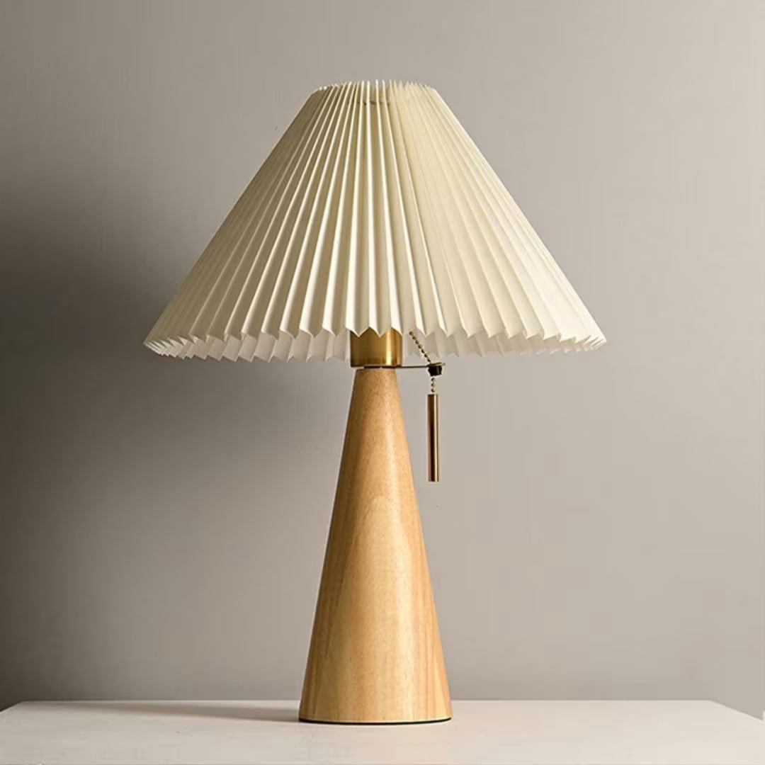 Luminária de mesa Harlow em madeira nórdica e bambu Tonzi vista lateral com sombreamento natural