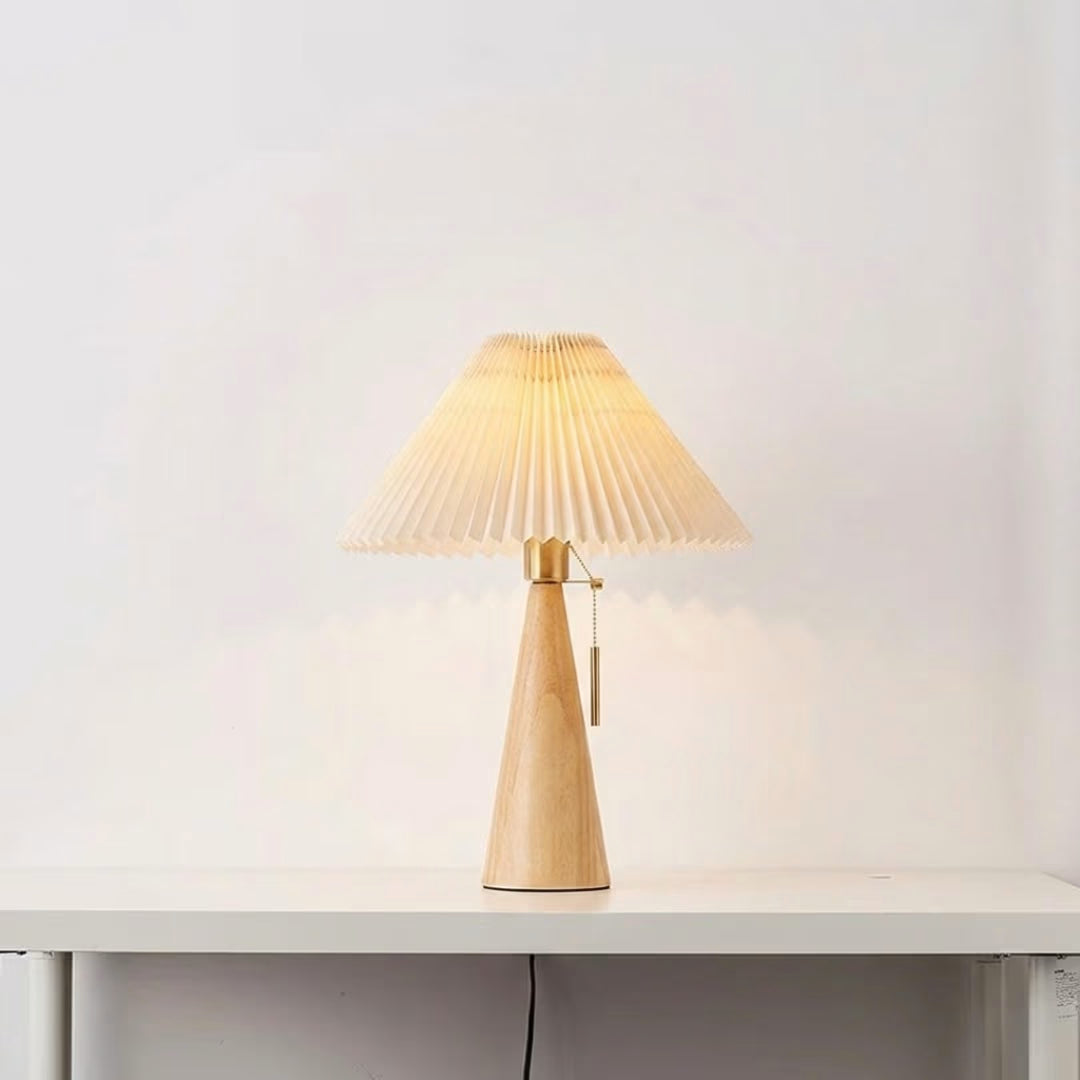 Luminária de mesa Harlow em madeira nórdica e bambu Tonzi em sala de leitura com poltrona de couro