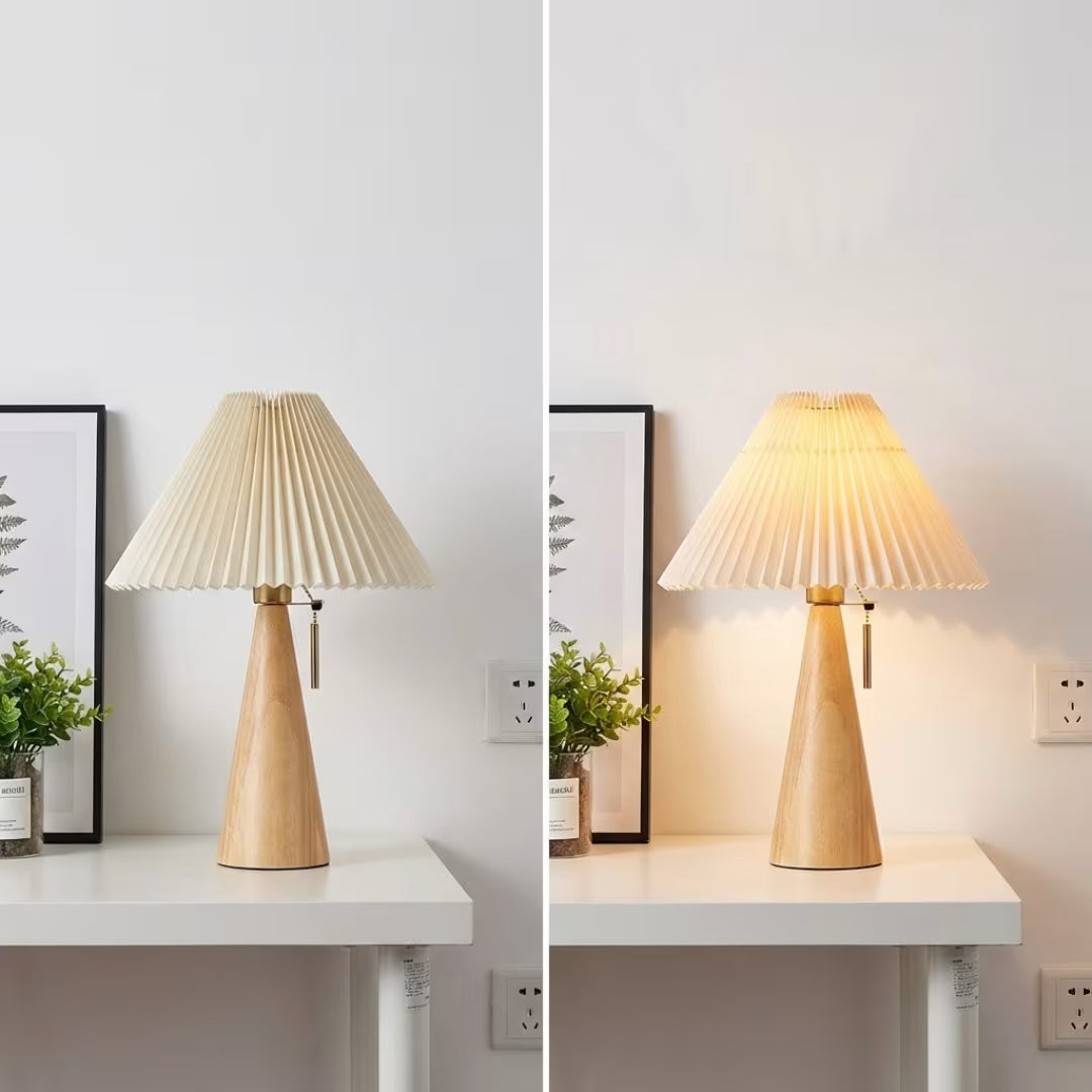 Luminária de mesa Harlow em madeira nórdica e bambu Tonzi compondo canto zen com cerâmica natural
