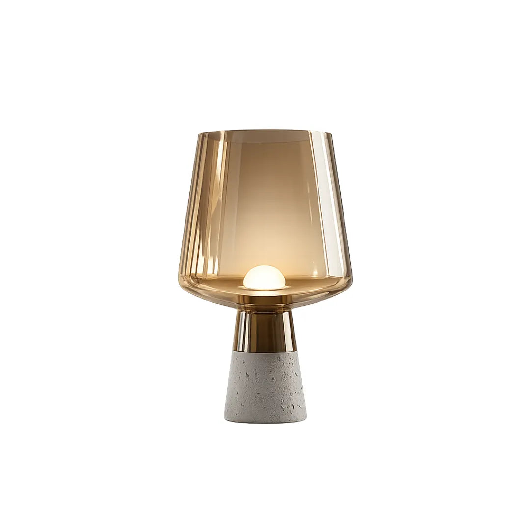 Luminária de mesa em vidro âmbar facetado com base em mármore claro fotografada em fundo branco — Luminária de Mesa Moderna Vidro Base Mármore — Tonzi