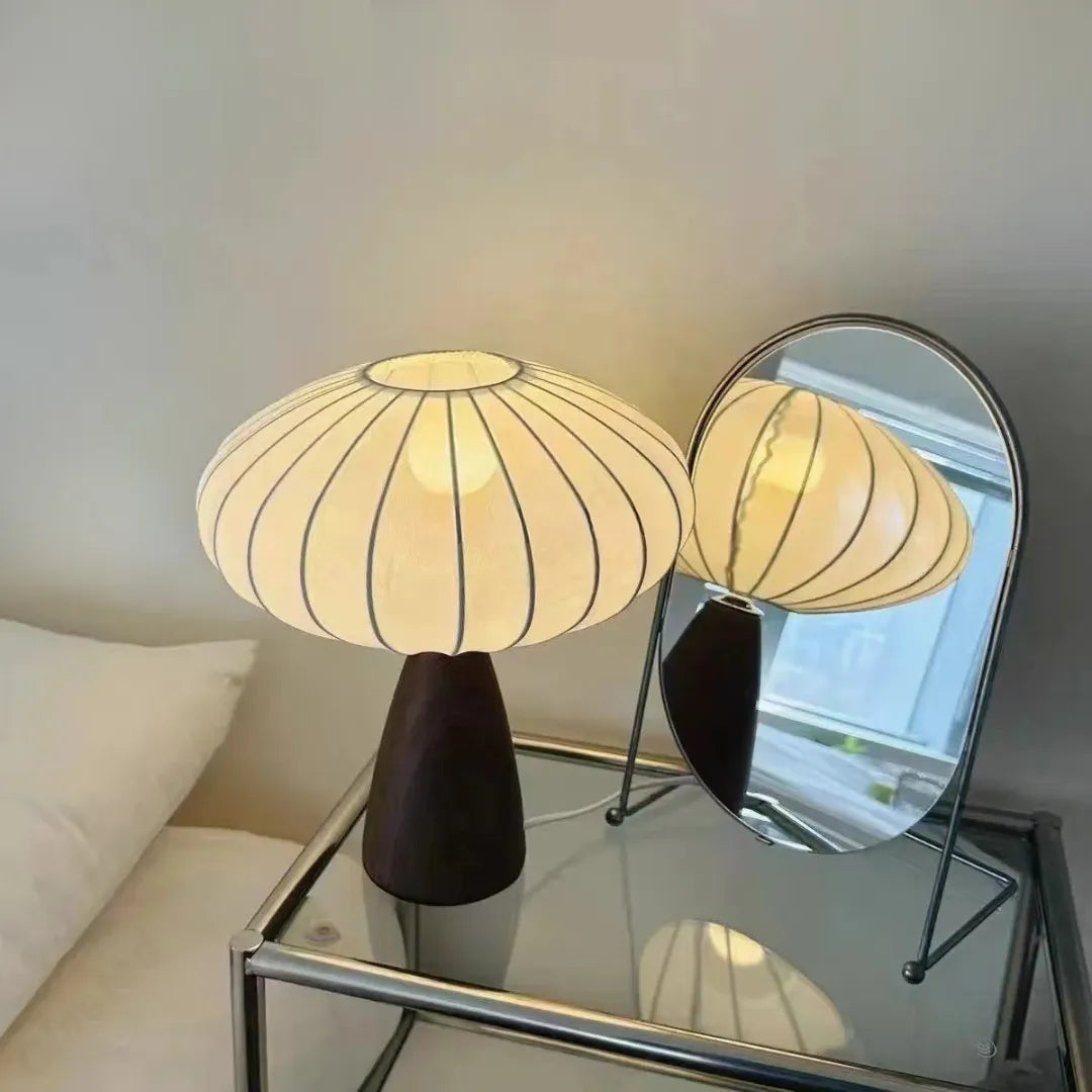 Luminária de mesa nórdica Solari Tonzi compondo escrivaninha minimalista com livros